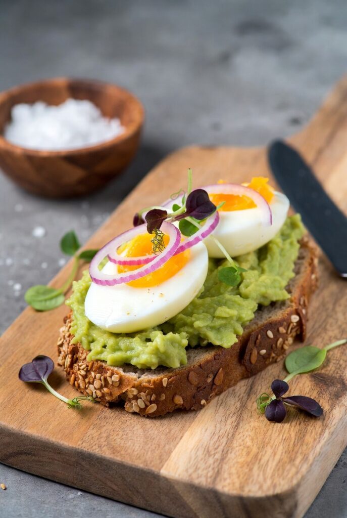 Kanapki z awokado i jajkiem
