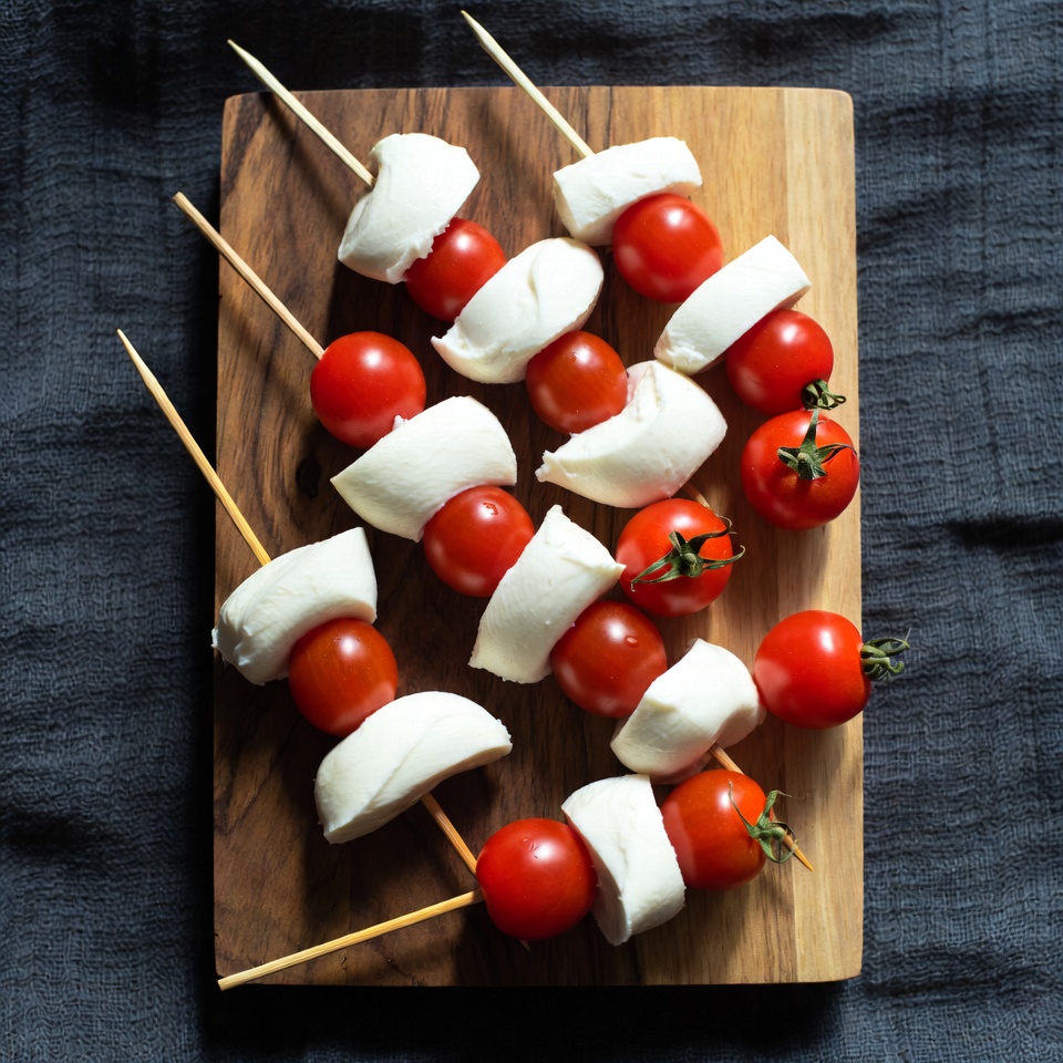 Koreczki z mozzarellą i pomidorkami Koreczki z mozzarellą i pomidorkami