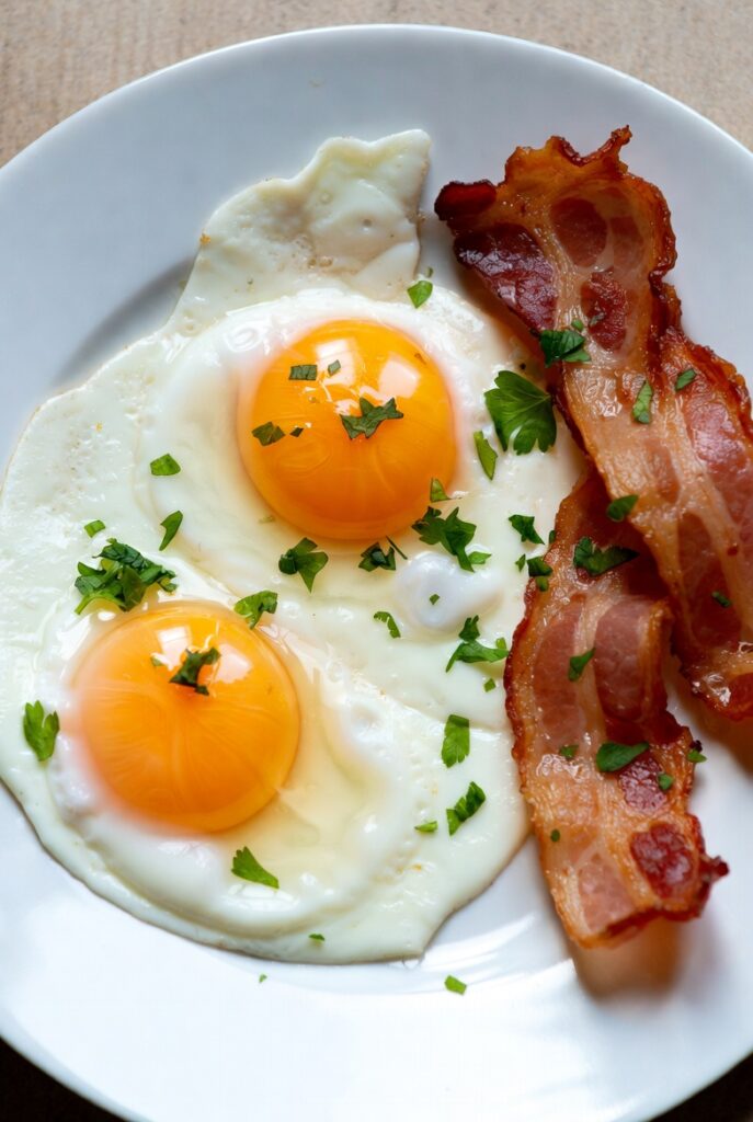 Jajka sadzone z boczkiem jajka sadzone z boczkiem